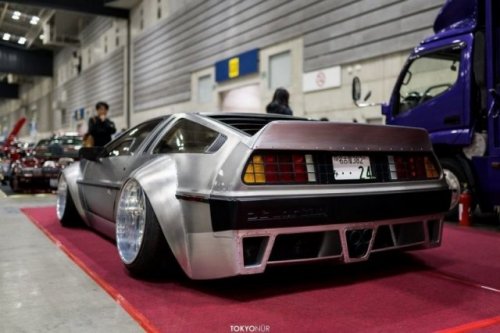 DeLorean из фильма "Назад в будущее" на выставке в Японии (10 фото)