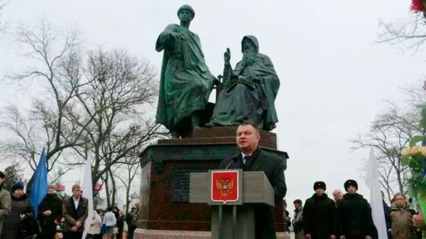 Памятник единства и неделимости Крыма и России установили в Керчи