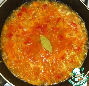 Макароны с томатным соусом и перцем