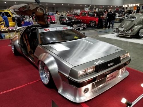DeLorean из фильма "Назад в будущее" на выставке в Японии (10 фото)