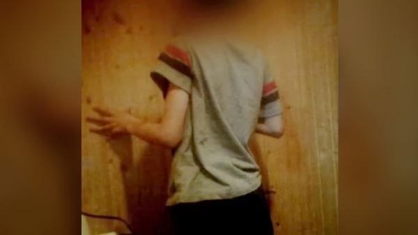 СМИ выложили видео издевательств отчима над стоящим на гречке мальчиком